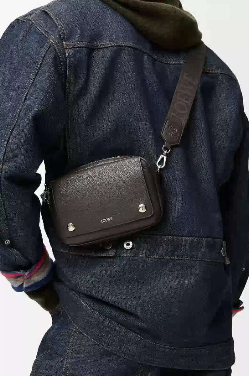 small pebble messenger bag in supple grained calfskin dark grey