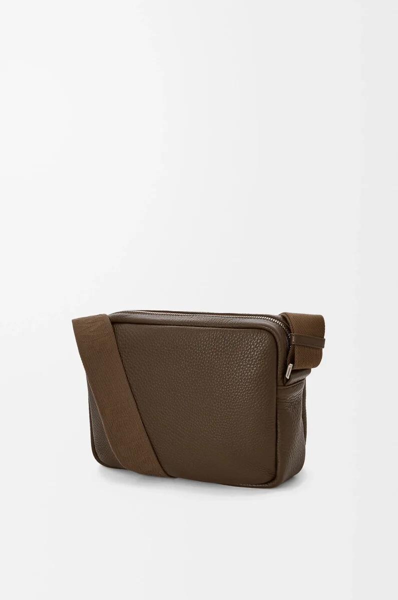 medium pebble messenger bag in supple grained calfskin tundra