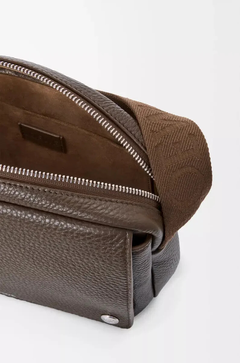 medium pebble messenger bag in supple grained calfskin tundra