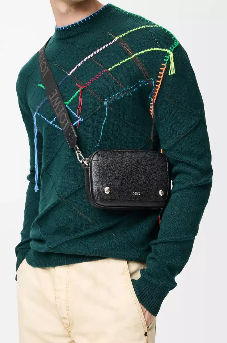 small pebble messenger bag in supple grained calfskin black