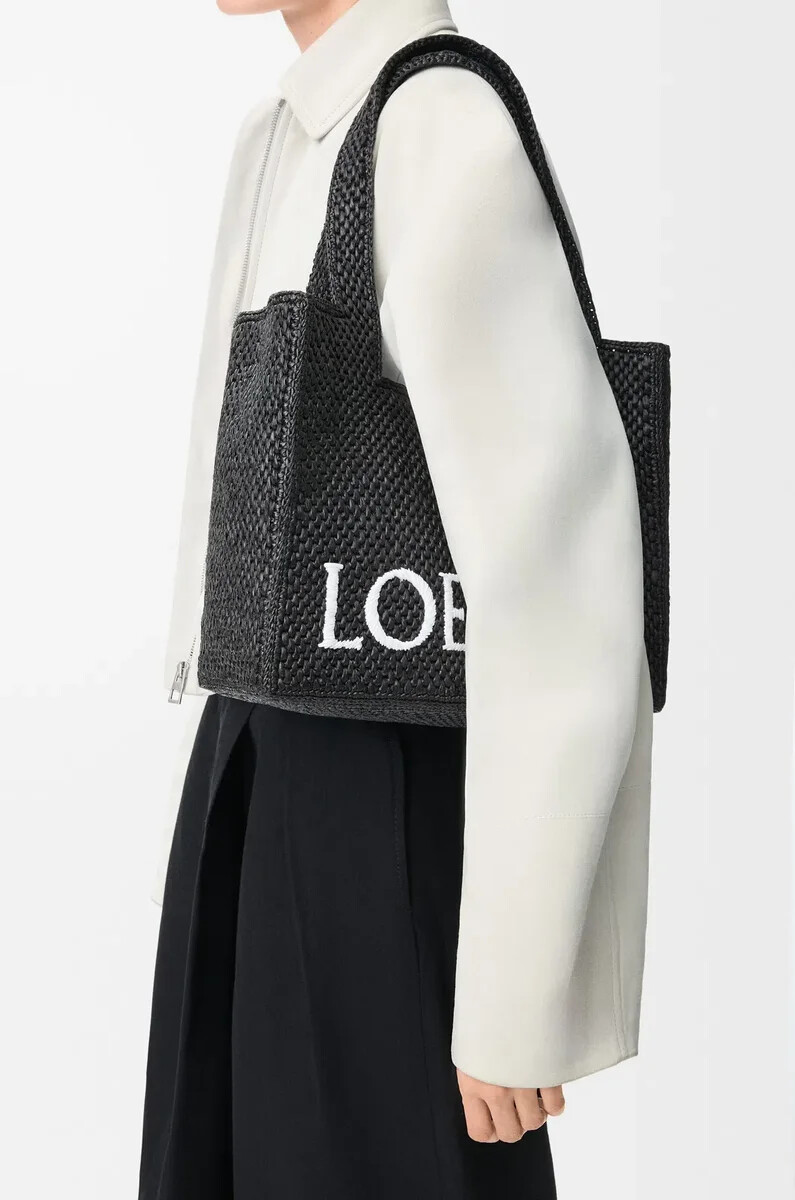 medium loewe font tote in raffia black