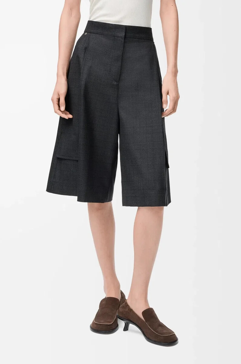 cargo shorts in wool dark grey